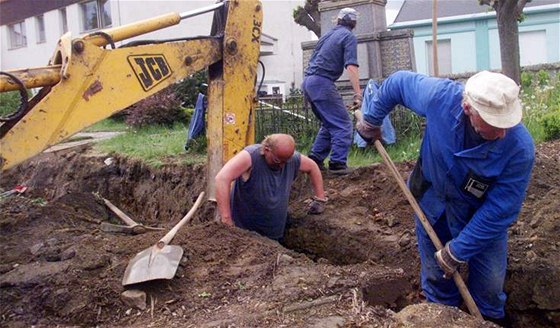 Obyvatele Orlové se zlobí. Kvli stavb kanalizace pozorují praskliny na svých domech i zvýenou pranost v ulicích. (Ilustraní snímek)