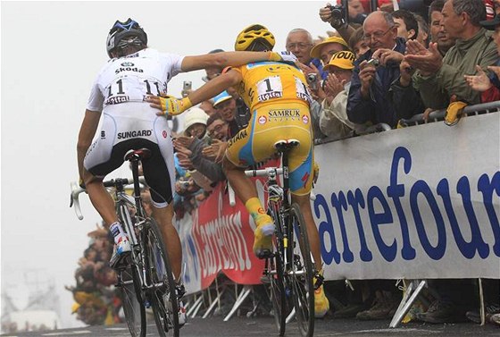 Alberto Contador (vpravo) a vítzný Andy Schleck v cíli 17. etapy Tour de France