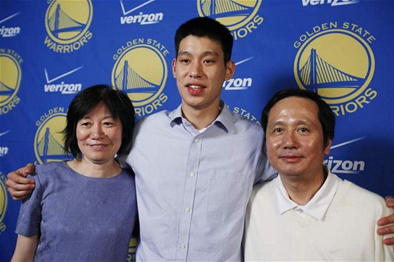 Jeremy Lin se svými rodii jako erstvá posila Golden State Warriors