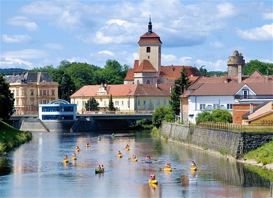 Vodáci ve Strakonicích, soutok Otavy s Volykou