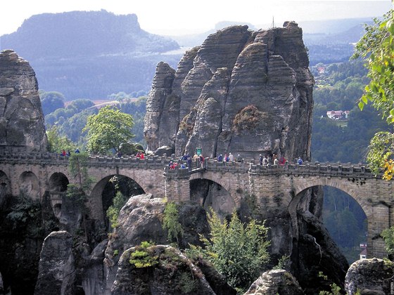 Saské výcarsko. Vyhlídková terasa Bastei s prvním skalním turistickým mostem v