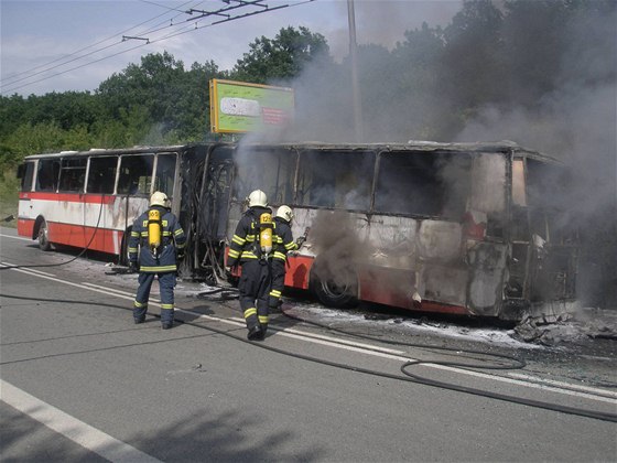 V Brn vzplál pi jízd autobus, který peváel ticet lidí.