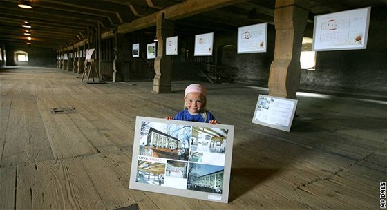 Malá Zuzanka Vincencová se pila podívat s ddou dovnit sýpky, kde jet te v pátek a v sobotu budou vystaveny soutní práce architekt 