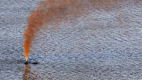 Po nrazu nkladn lod do vrtu v mlkch vodch u pobe Louisiany do Mexickho zlivu opt unik ropa (28. ervence 2010)
