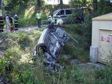 Stet vlaku s fabi na pejezdu mezi zastvkou Mork Lazce a stanic ttina na Opavsku