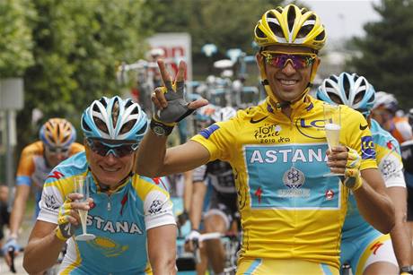TET TRIUMF. Jedu si pro tet vtzstv Tour de France, ukazuje Alberto Contador bhem posledn etapy letonho ronku slavnho zvodu.