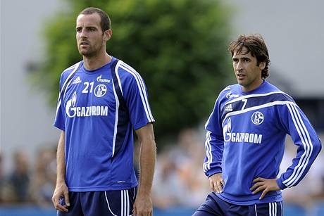 NOV POSILA SCHALKE. Ral bhem prvnho trninku v nmeckm klubu, kde se setkal s Metzelderem, nedvnm spoluhrem z Realu Madrid. Oba v lt 2010 pestoupili prv do Schalke 04.