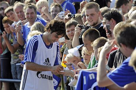 NOV POSILA SCHALKE. Ral se po prvnm trninku v nmeckm klubu ochotn podepisuje fanoukm.