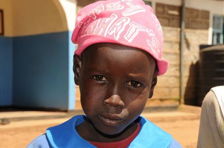 Nampakai Eminae, tyi roky. Jedna z tincti adoptovanch masajskch holiek. Jejmi adoptivnmi rodii jsou Barbora a Matj Filipovi.