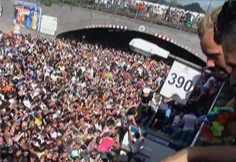 Snímek z amatérského videa zachycuje účastníky Loveparade, kteří uvázli v tlačenici před tunelem u východu (24. července 2010) Snímek z amatérského videa zachycuje účastníky Loveparade, kteří uvázli v tlačenici před tunelem u východu (24. července 2010)