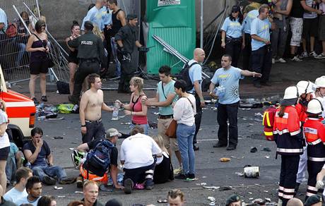 Na Loveparade 2010 v Duisburgu zahynulo nkolik lid pot, co v davu vypukla panika