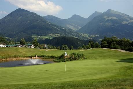 Golf v Kitzbhelu - hit Eichenheim je obklopeno horami ze vech stran.