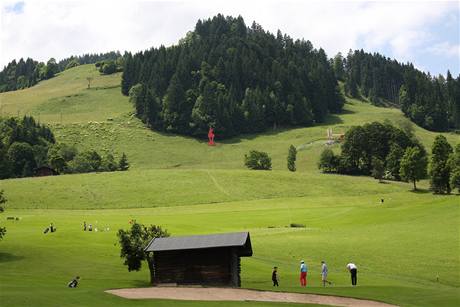 Golf v Kitzbhelu - dojezdu Hahnenkammu ze sjezdovky, kter vede vlevo od proslulho kamzka.