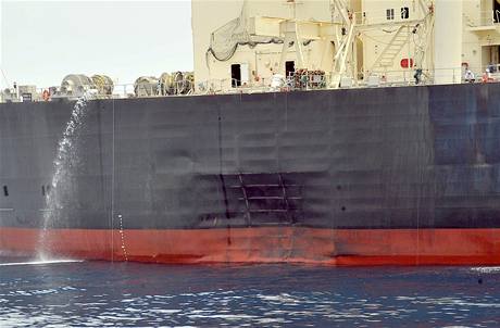 Japonsk tanker M Star m po zhadn non kolizi promknut bok (29. ervence 2010)