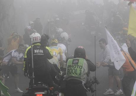 V clovm stoupn na Tourmalet panovalo ps poas. Andy Schleck (v blm) a Alberto Contador stoupaj do cle