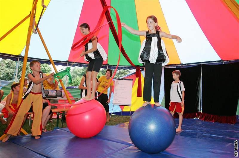 Dti v pímstském táboe v Luánkách secviily za týden pedstavení s Cirkusem Legranda, které zahrály svým rodim. (23. ervence 2010)