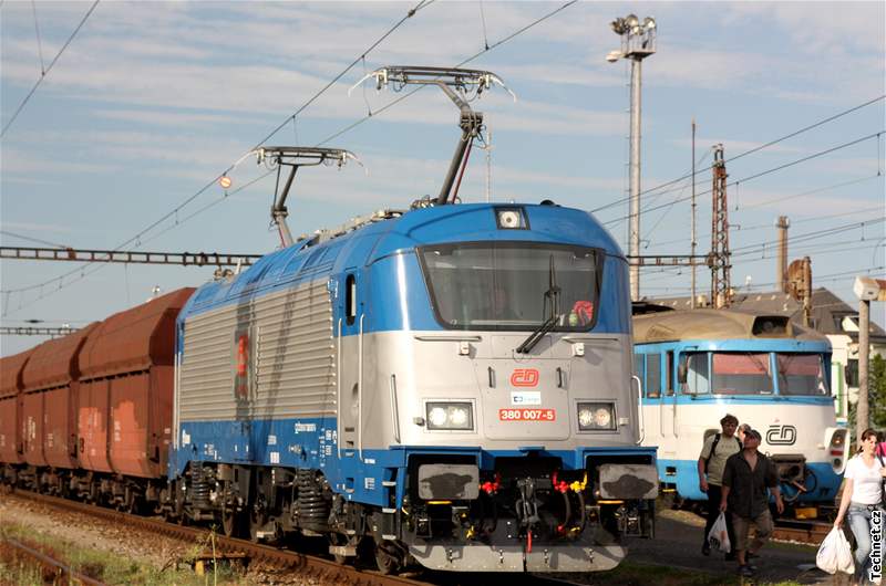 Nová lokomotiva koda ady 380 vede nákladní vlak