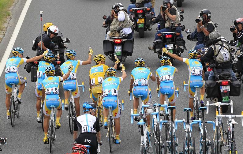 OSLAVA PI ZÁVODU. Alberto Contador (ve lutém) má vítzství v Tour de France jisté, a tak oslavuje u bhem poslední etapy. S kolegy ze stáje Astana si pipil ampaským.