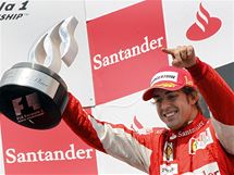 VTZ. Fernando Alonso z Ferrari se raduje z prvnho msta ve Velk cen Nmecka.