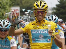 TET TRIUMF. Jedu si pro tet vtzstv Tour de France, ukazuje Alberto Contador bhem posledn etapy letonho ronku slavnho zvodu.
