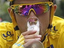 OSLAVA PI ZVODU. Alberto Contador m vtzstv v Tour de France jist, a tak oslavuje u bhem posledn etapy. S kolegy ze stje Astana si pipil ampaskm. 