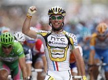 VTZ POSLEDN ETAPY. Britsk cyklista Mark Cavendish se raduje z prvnho msta v dvact etap Tour de France. 