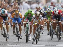 VTZ POSLEDN ETAPY. Britsk cyklista Mark Cavendish (v blm) si jede pro vtzstv v dvact etap Tour de France. 