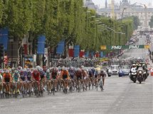 POSLEDN ETAPA. Cyklist projdj paskou Champs-Elyses bhem dvact etapy Tour de France.
