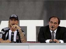 PIVTN. panlsk zlonk Guti se pedstavuje v Besiktasi Istanbul, vpravo editel klubu Yildirim Demirren.