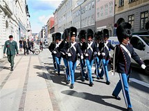 Str pochoduje kodaskmi ulicemi ke krlovskmu palci