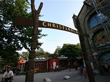 Vstup do svobodnho sttu Christiania v Kodani. Kasrensk objekty uren k demolici obsadili squatei a hippies u v 70. letech 