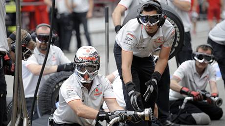 Mechanici týmu McLaren Mercedes bhem druhého tréninku na Velkou cenu Nmecka