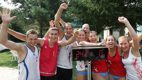 eský rekord v délce hraní volejbalu vytvoili studenti brnnské Univerzity obrany. Míovou hru hráli tyiadvacet hodin.