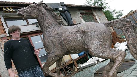 Socha Nikos Armutidis dotvoil sochu kon v ivotní velikosti pro první památník koním na slavkovském bojiti