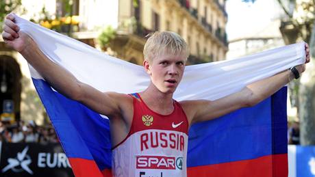 Ruský chodec Stanislav Jemeljanov se raduje ze zisku titulu evropského ampiona v chzi na 20 km