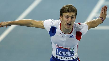 Christophe Lemaitre v cíli finále na 100 metrů na ME v Barceloně Christophe Lemaitre v cíli finále na 100 metrů na ME v Barceloně