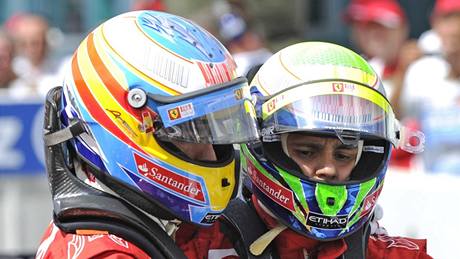 Jezdci stáje Ferrari Fernando Alonso (vlevo) a Felipe Massa obsadili v kvalifikaci na Velkou cenu Nmecka druhé a tetí místo.