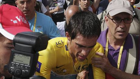 Alberto Contador v zajetí fotograf a noviná po dojezdu do cíle rozhodující asovky.