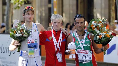 Trojice medailist ze závodu v chzi na 20 km - zleva druhý Albert Schwazer z Itálie, vítzný Rus Stanislav Emeljanov a tetí Portugalec Joao Vieira.