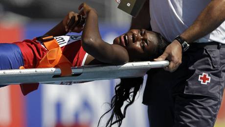 Norská sprinterka Folake Akinyemiová se pi rozbhu na 100 m zranila a musela být odnesena na nosítkách.