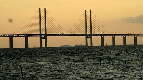 Öresundský most spojuje Malmö s Kodaní, védsko s Dánskem. Nahoe jezdí auta,...