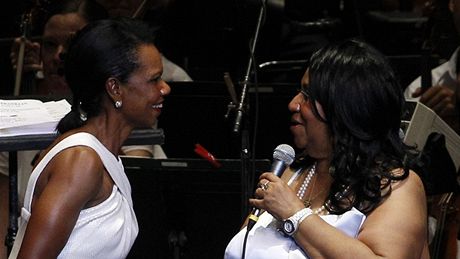 Condoleezza Riceová (vlevo) doprovodila na piano soulovou legendu Arethu Franklin (27. ervence 2010)