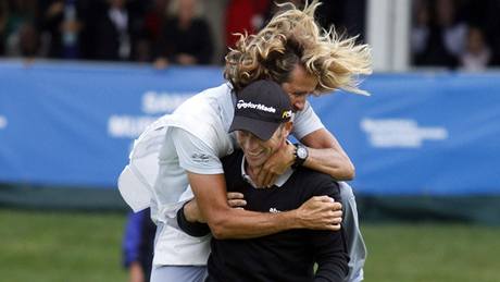 Richard S. Johnson v zajetí caddieho Anderse Timella po vítzství ve Scandinavian Masters 2010.