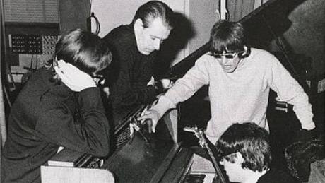 Beatles ve studiu Abbey Road u pianina Challen pi práci na písnice Paperback Writer