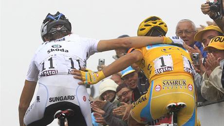 Alberto Contador (vpravo) a vítzný Andy Schleck v cíli 17. etapy Tour de France