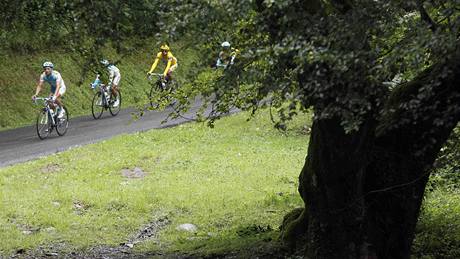 Cyklisté bhem 17. etapy Tour de France. Ve lutém dresu Alberto Contador