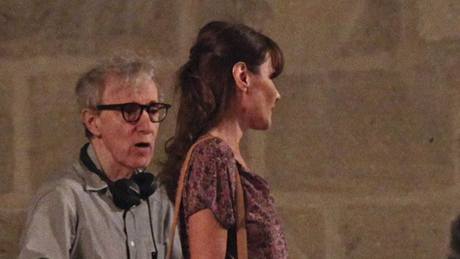 Carla Bruni-Sarkozováy a Woody Allen pi natáení filmu Midnight in Paris