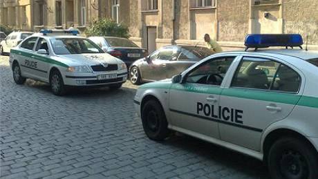 Policisté našli auto, jehož řidič údajně srazil na přechodu dva chodce a z místa ujel (22. 7. 2010) Policisté našli auto, jehož řidič údajně srazil na přechodu dva chodce a z místa ujel (22. 7. 2010)
