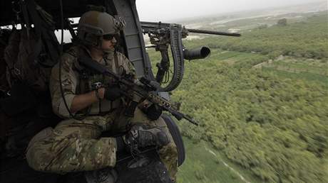 Amerití vojáci pelétávají v helikoptée nedaleko Kandaháru