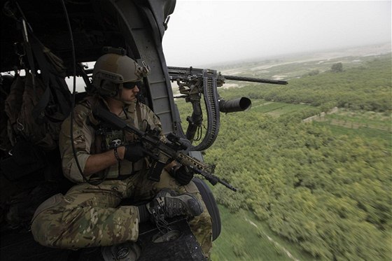 Amerití vojáci pelétávají v helikoptée nedaleko Kandaháru